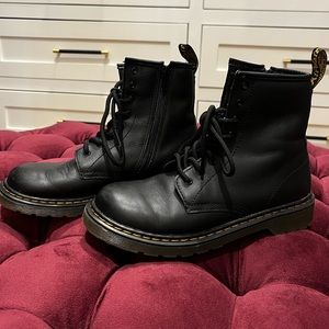 Dr. Martens kids’ size 6 lace-up black leather 1460 Delaney combat boot
